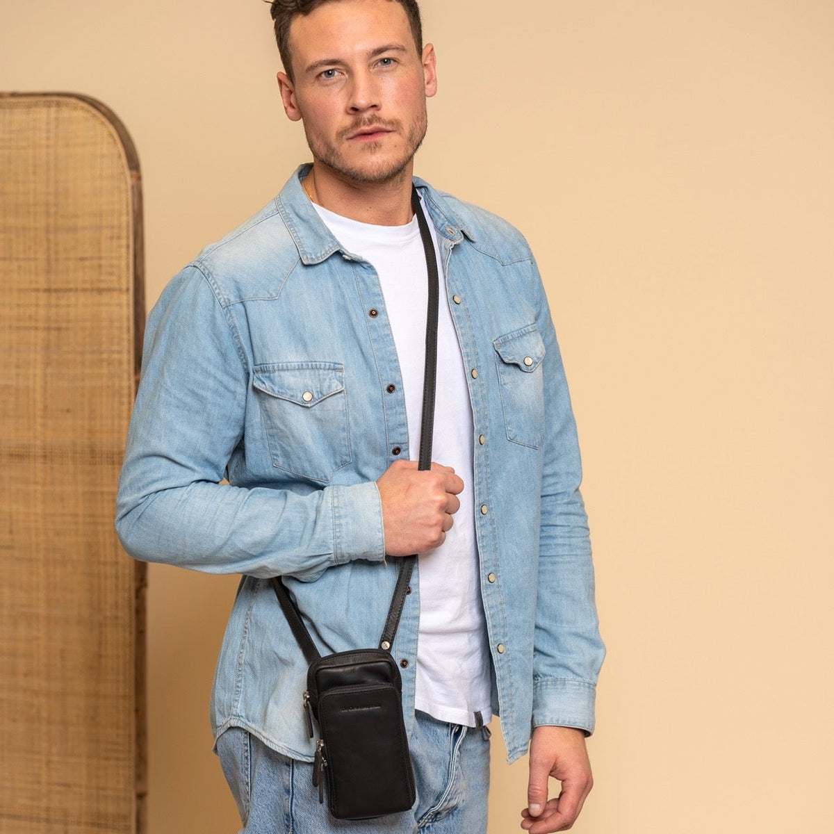 Valdes Full-Grain Leather Phone Bag - Vista lateral mostrando o corte ergonómico de mangas