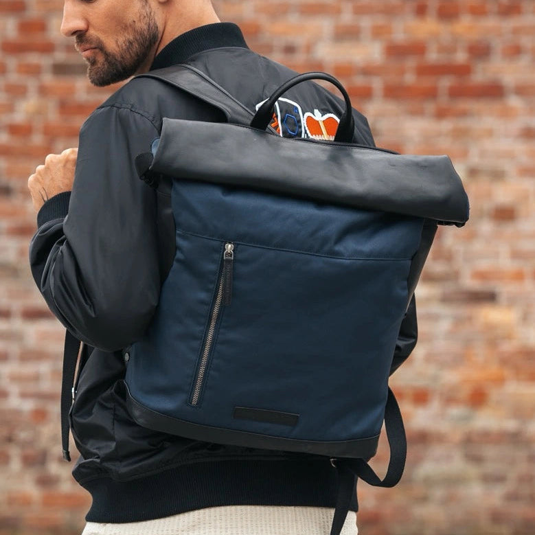 Bornholm Full-Grain Leather Roll-top Backpack para Mulher – alternate product view 2