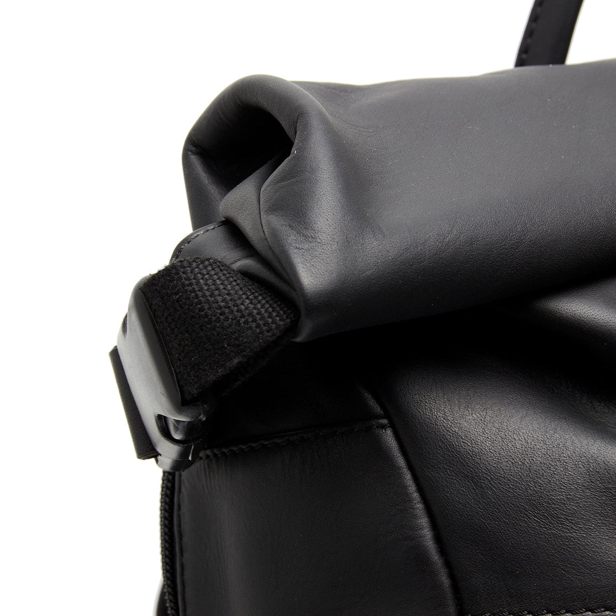 Mazara Full-Grain Leather Roll-top Backpack para Mulher - Structured Side Profile Showing Gusset Depth &amp; Expansion Capacity
