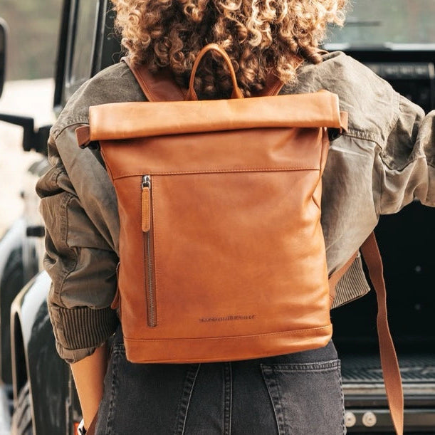 Mazara Full-Grain Leather Roll-top Backpack para Mulher – alternate product view 2