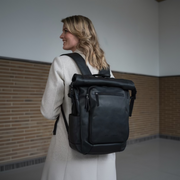 Remo Full-Grain Leather Roll-top Backpack para Mulher - Structured Side Profile Showing Gusset Depth &amp; Expansion Capacity