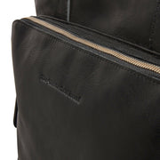 Solid Antique Brass Hardware &amp; Heavy-Duty Dual Zipper Detail on Alicante Full-Grain Leather Shopper para Mulher