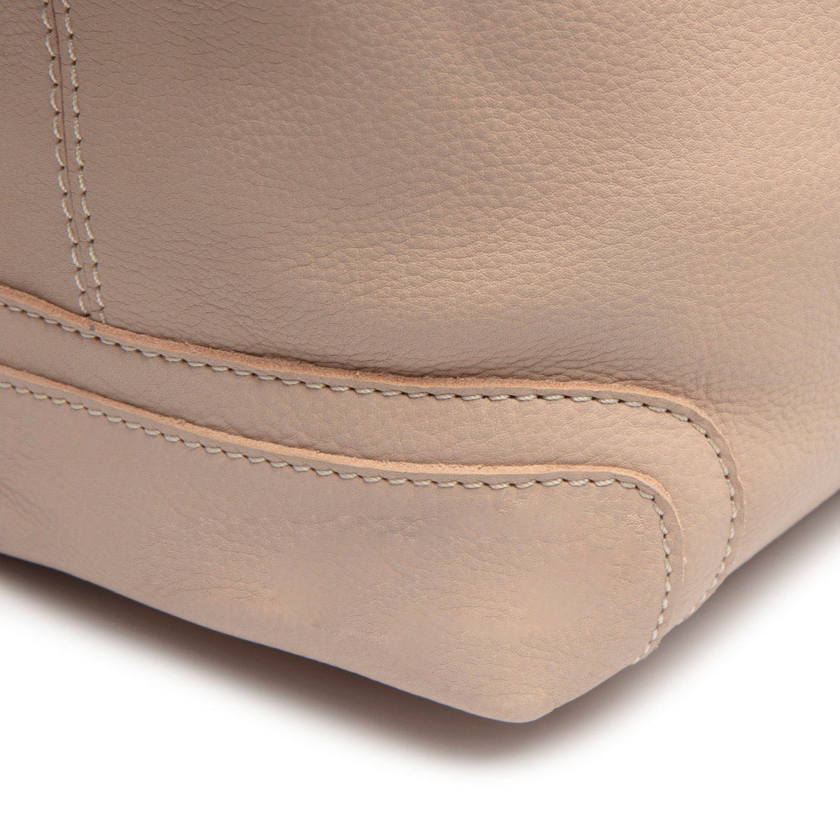 Solid Antique Brass Hardware &amp; Heavy-Duty Dual Zipper Detail on Astero Full-Grain Leather Shoulder Bag para Mulher