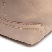 Solid Antique Brass Hardware &amp; Heavy-Duty Dual Zipper Detail on Astero Full-Grain Leather Shoulder Bag para Mulher