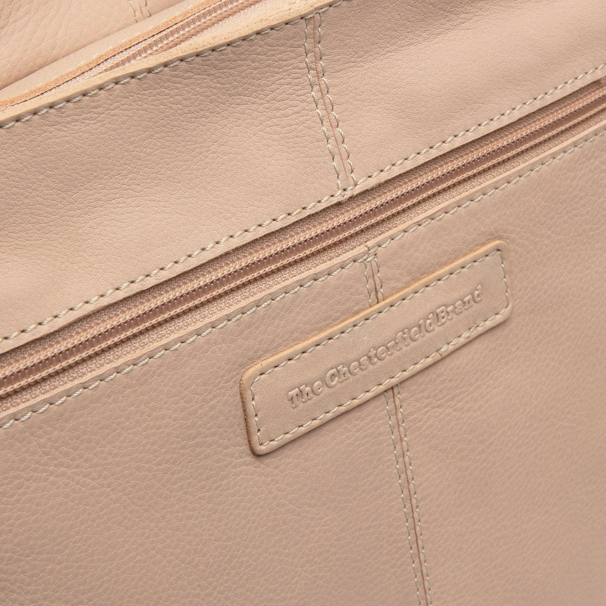 Astero Full-Grain Leather Shoulder Bag para Mulher - Structured Side Profile Showing Gusset Depth &amp; Expansion Capacity
