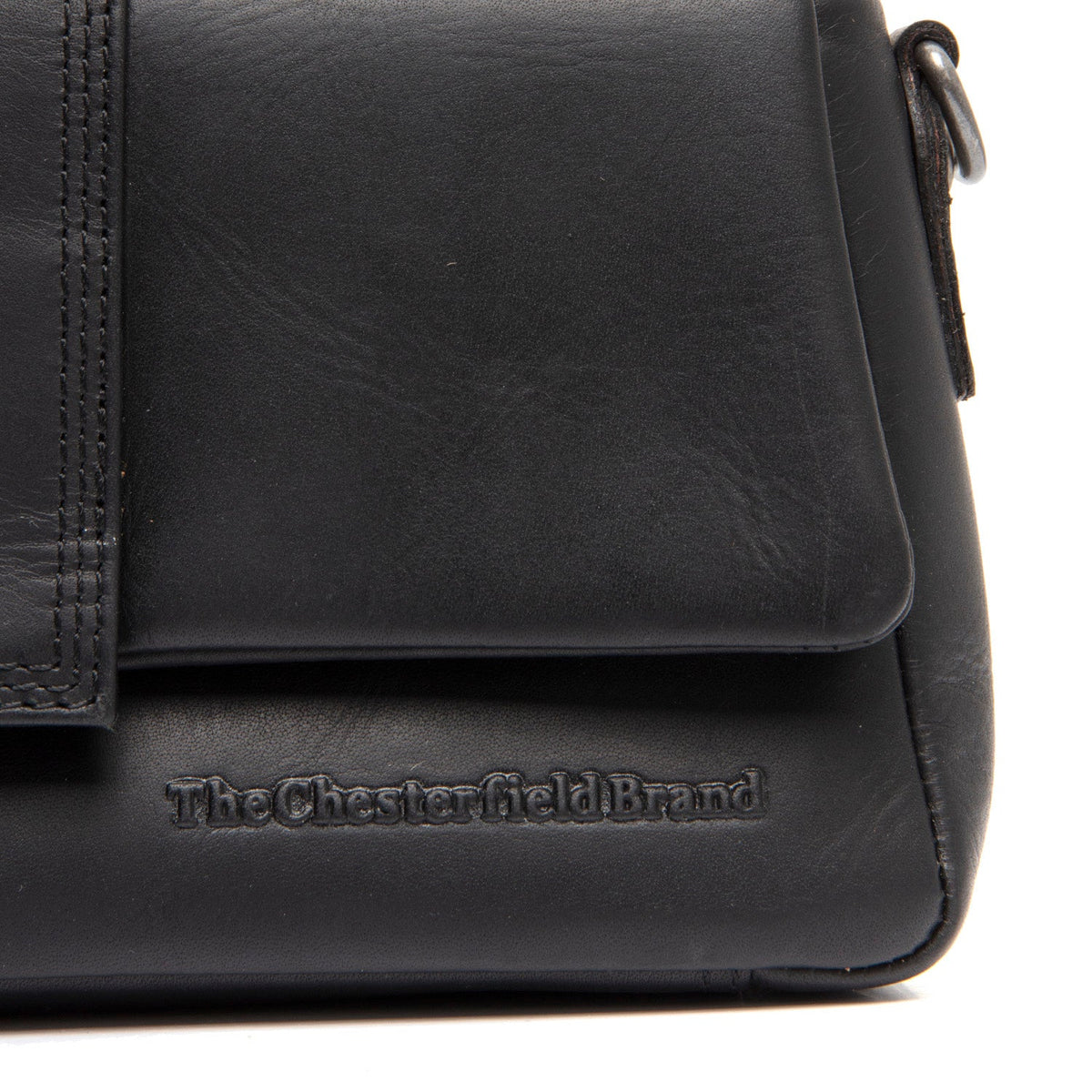 Solid Antique Brass Hardware &amp; Heavy-Duty Dual Zipper Detail on Clifden Full-Grain Leather Shoulder Bag para Mulher