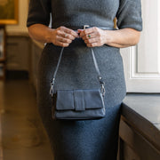 Clifden Full-Grain Leather Shoulder Bag para Mulher - Structured Side Profile Showing Gusset Depth &amp; Expansion Capacity