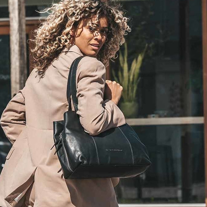 
Classic 100% Full-Grain leather Bag - Perspetiva traseira com alças de couro reforçadas