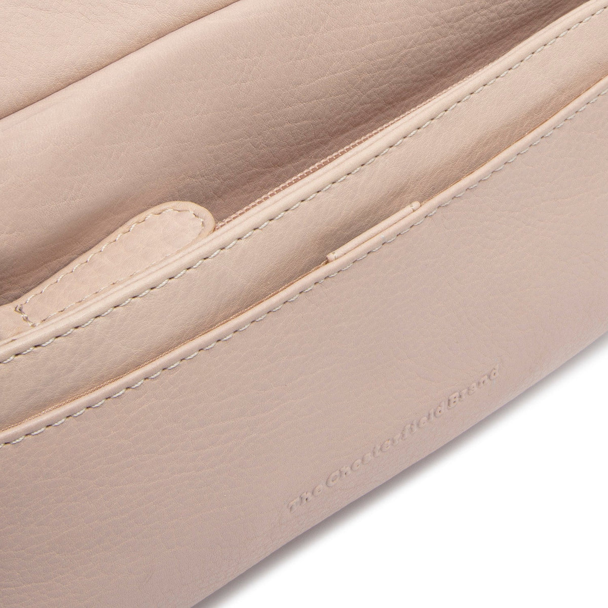 
Solid Antique Brass Hardware & Heavy-Duty Dual Zipper Detail on Liora Mala de ombro em couro