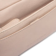 
Solid Antique Brass Hardware & Heavy-Duty Dual Zipper Detail on Liora Mala de ombro em couro