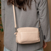 
Classic 100% Full-Grain leather Bag - Perspetiva traseira com alças de couro reforçadas