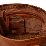 Solid Antique Brass Hardware &amp; Heavy-Duty Dual Zipper Detail on Rome Full-Grain Leather Shoulder Bag para Mulher