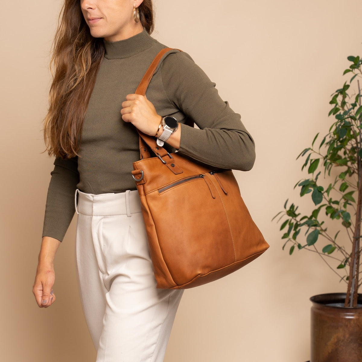 Rome Full-Grain Leather Shoulder Bag para Mulher - Structured Side Profile Showing Gusset Depth &amp; Expansion Capacity