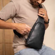 Leather Sling Bag Bowey para Mulher - Structured Side Profile Showing Gusset Depth &amp; Expansion Capacity