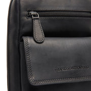 
Leather Sling Bag Turelle - Perfil lateral estruturado com fole espaçoso