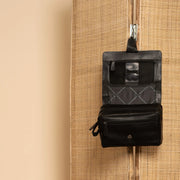Rosario Full-Grain Leather Toiletry Bag para Mulher - Lateral Side Profile View Showing Sleeve Cut &amp; Athletic Taper Fit