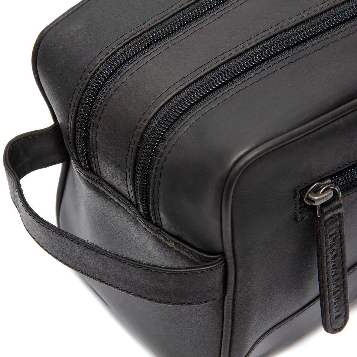 Close-Up Detail of Classic Collar &amp; Heavy-Duty Zipper Hardware on Stacey Full-Grain Leather Toiletry Bag para Mulher