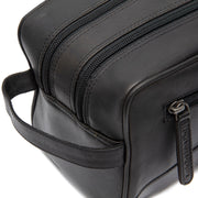 Close-Up Detail of Classic Collar &amp; Heavy-Duty Zipper Hardware on Stacey Full-Grain Leather Toiletry Bag para Mulher