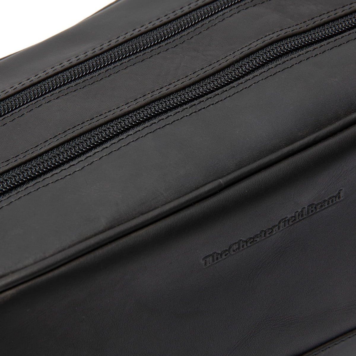 Tailored Rib Cuffs &amp; Hem Craftsmanship Construction Detail on Stacey Full-Grain Leather Toiletry Bag para Mulher