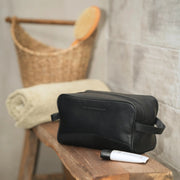 Stacey Full-Grain Leather Toiletry Bag para Mulher - Lateral Side Profile View Showing Sleeve Cut &amp; Athletic Taper Fit