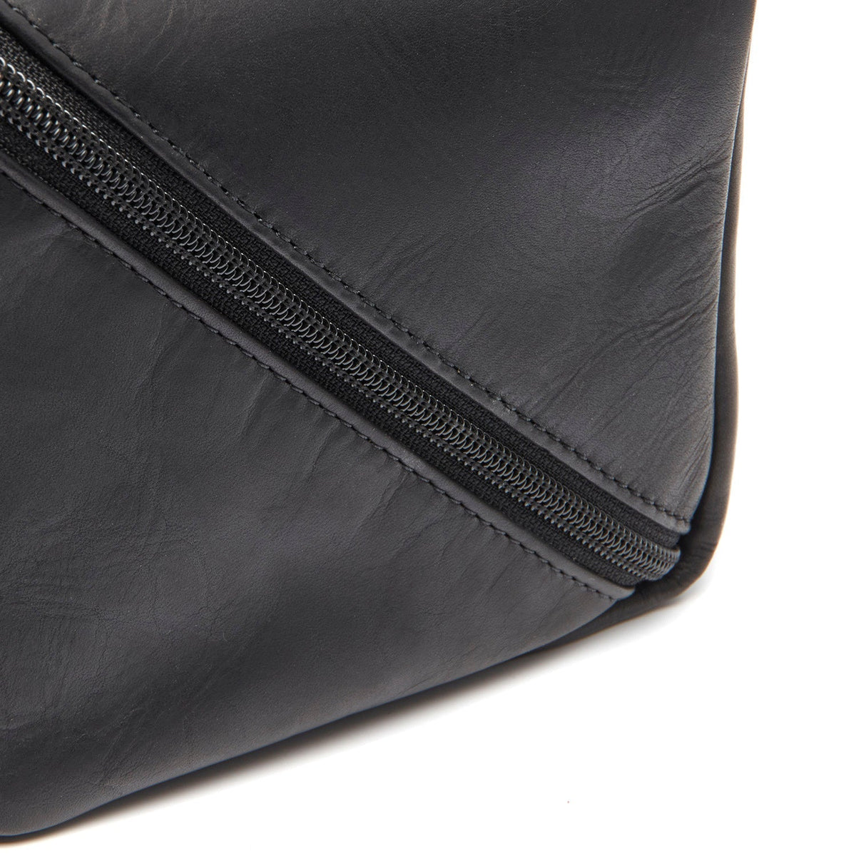 Close-Up Detail of Classic Collar &amp; Heavy-Duty Zipper Hardware on Trevia Full-Grain Leather Toiletry Bag para Mulher