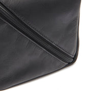 Close-Up Detail of Classic Collar &amp; Heavy-Duty Zipper Hardware on Trevia Full-Grain Leather Toiletry Bag para Mulher