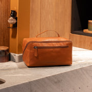 Trevia Full-Grain Leather Toiletry Bag para Mulher – alternate product view 2