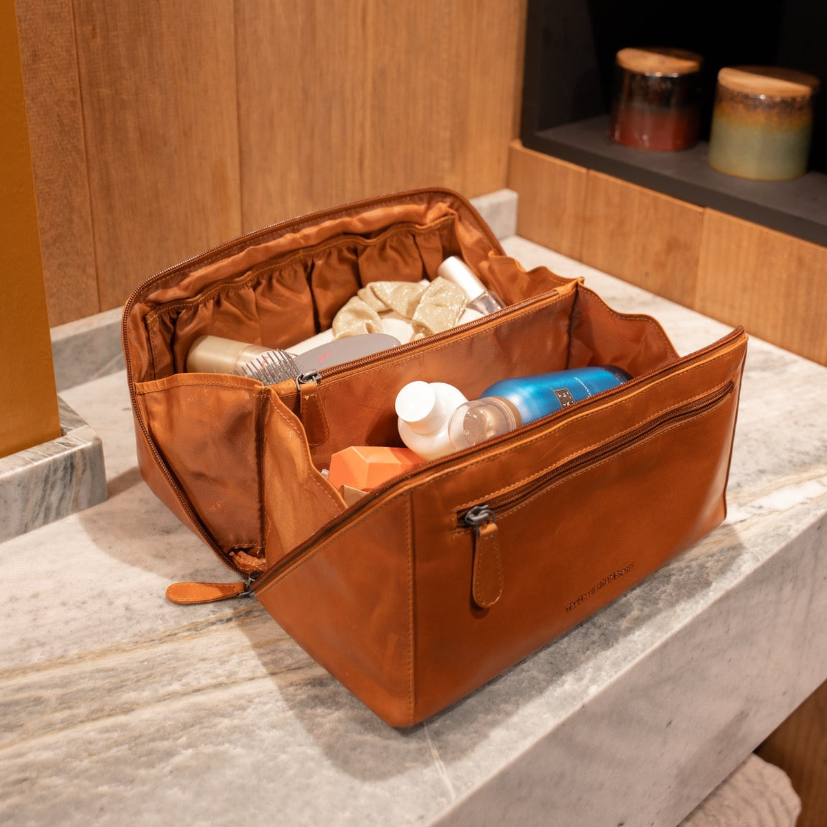Trevia Full-Grain Leather Toiletry Bag para Mulher – alternate product view 3