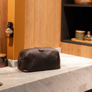 Styled Fit Perspective of Vince Full-Grain Leather Toiletry Bag para Mulher on Model - Natural Daylight Drape