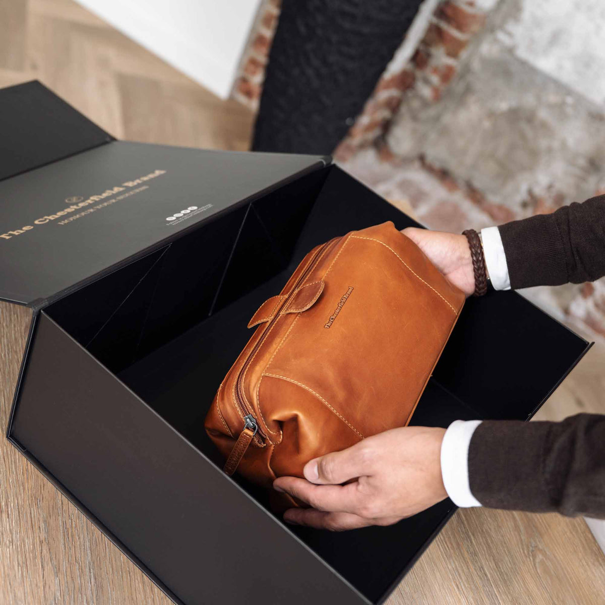 Vince Full-Grain Leather Toiletry Bag para Mulher – alternate product view 2