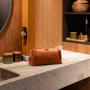 Vince Full-Grain Leather Toiletry Bag para Mulher – alternate product view 3
