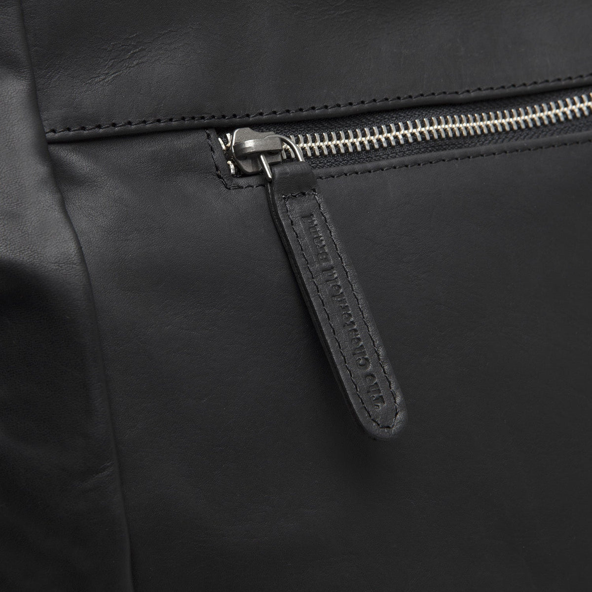 Solid Antique Brass Hardware &amp; Heavy-Duty Dual Zipper Detail on Berlin Full-Grain Leather Tote Bag para Mulher