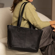 
Classic 100% Full-Grain leather Bag - Perspetiva traseira com alças de couro reforçadas