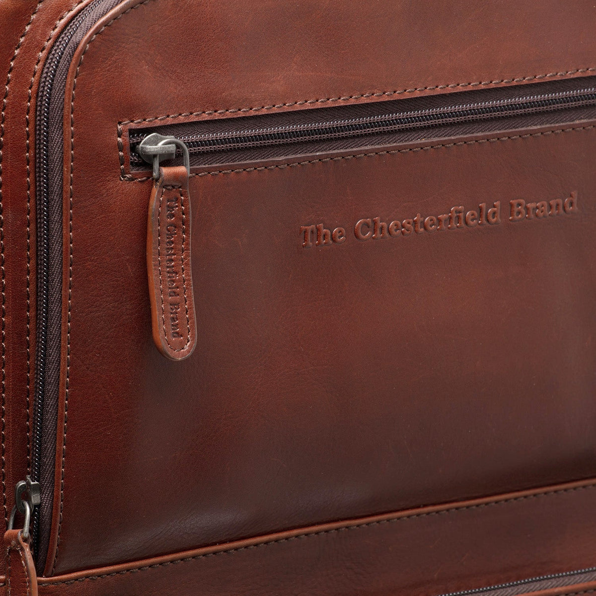 Close-Up Detail of Classic Collar &amp; Heavy-Duty Zipper Hardware on Leather Trolley San Marino para Mulher