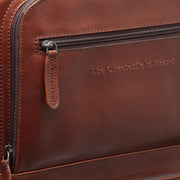 Close-Up Detail of Classic Collar &amp; Heavy-Duty Zipper Hardware on Leather Trolley San Marino para Mulher