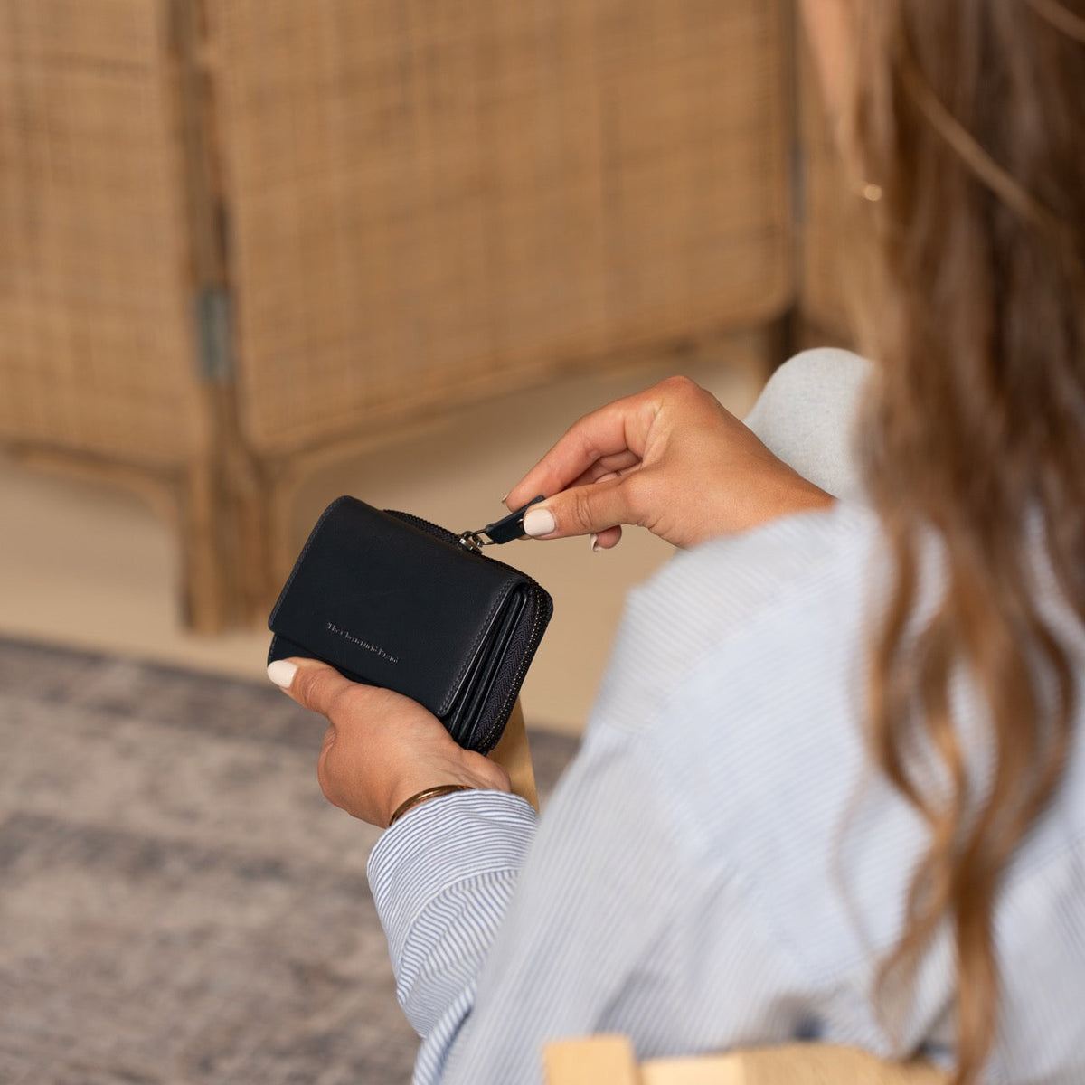 Aldra Full-Grain Leather Wallet para Mulher - Structured Side Profile Showing Gusset Depth &amp; Expansion Capacity