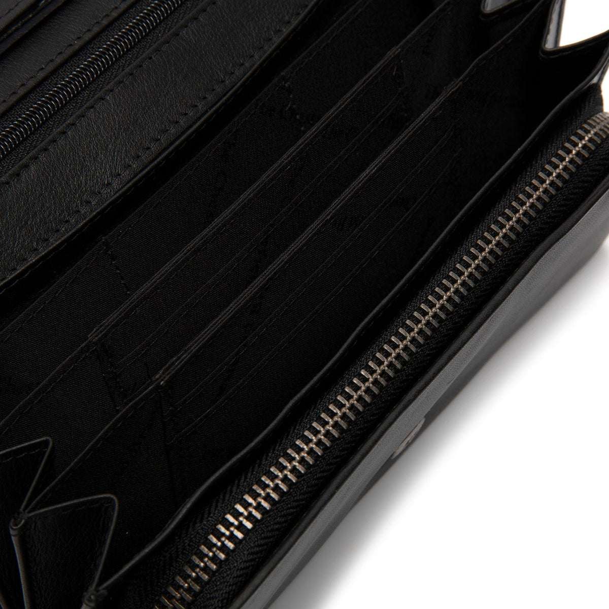 Solid Antique Brass Hardware &amp; Heavy-Duty Dual Zipper Detail on Arvento Full-Grain Leather Wallet para Mulher