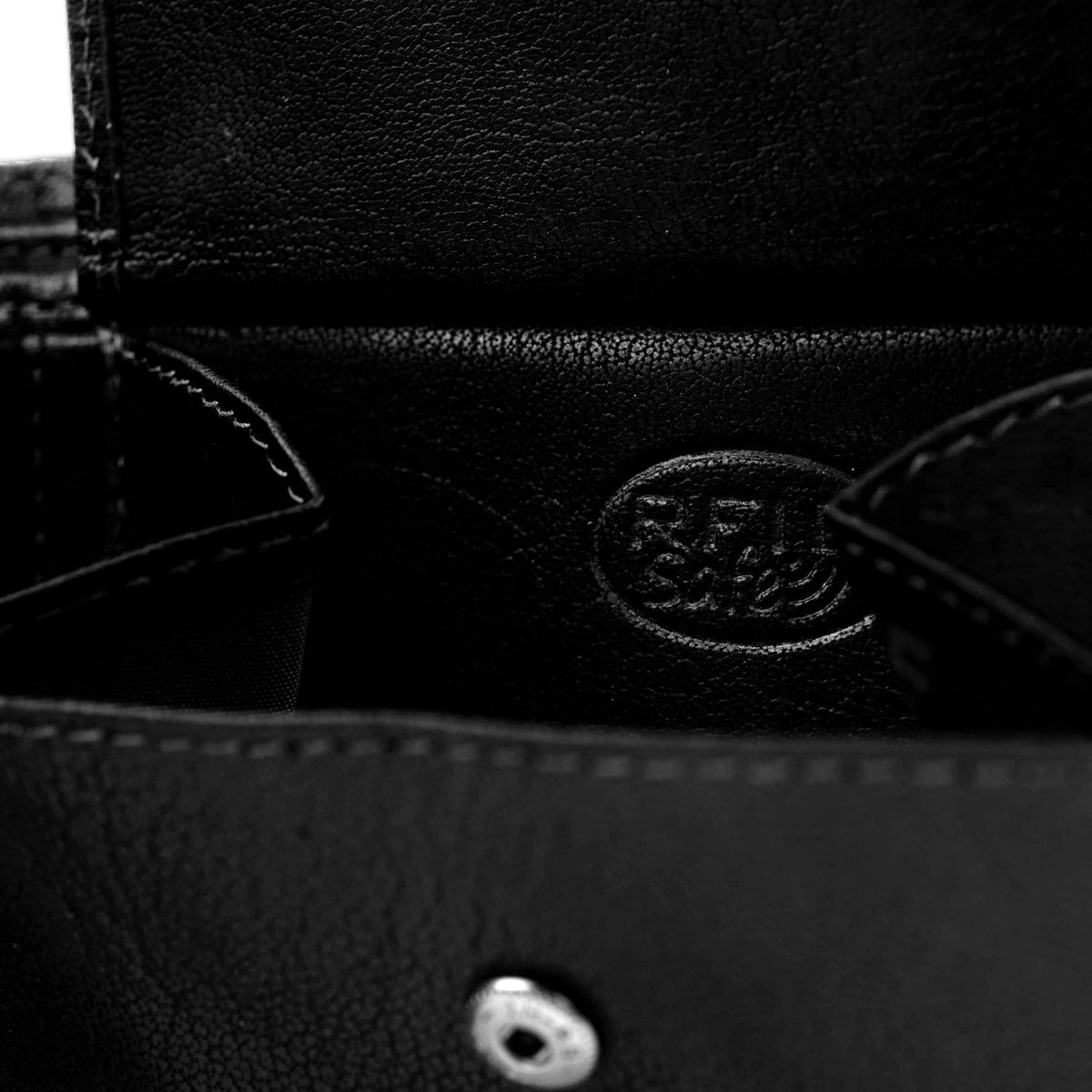 Solid Antique Brass Hardware &amp; Heavy-Duty Dual Zipper Detail on Harlem Full-Grain Leather Wallet para Homem