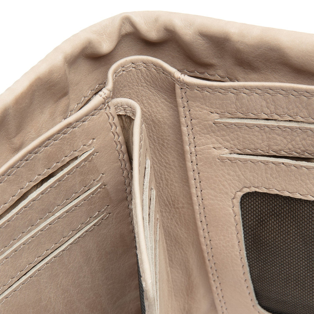 Solid Antique Brass Hardware &amp; Heavy-Duty Dual Zipper Detail on Mavona Full-Grain Leather Wallet para Mulher
