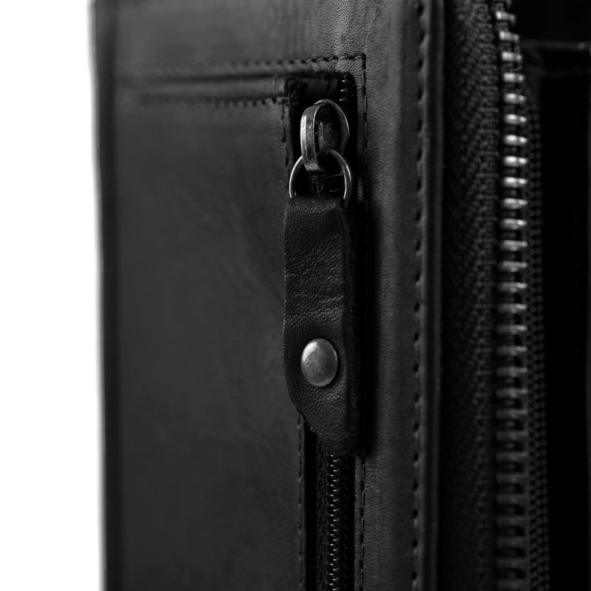 Solid Antique Brass Hardware &amp; Heavy-Duty Dual Zipper Detail on Nova Full-Grain Leather Wallet para Mulher