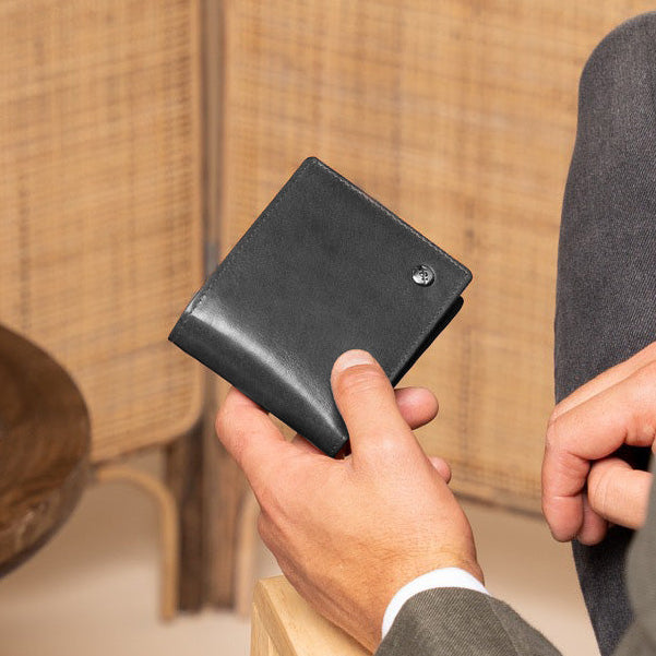 
Tan 100% Full-Grain leather Wallet - Perspetiva traseira com alças de couro reforçadas
