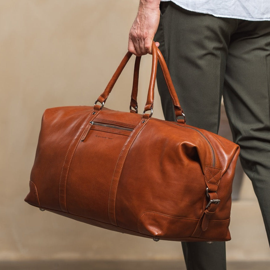 
Classic 100% Full-Grain Leather Duffle Bag - Perspetiva traseira com alças de couro reforçadas