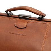 Corfu Full-Grain Leather Weekender Bag para Mulher - Structured Side Profile Showing Gusset Depth &amp; Expansion Capacity