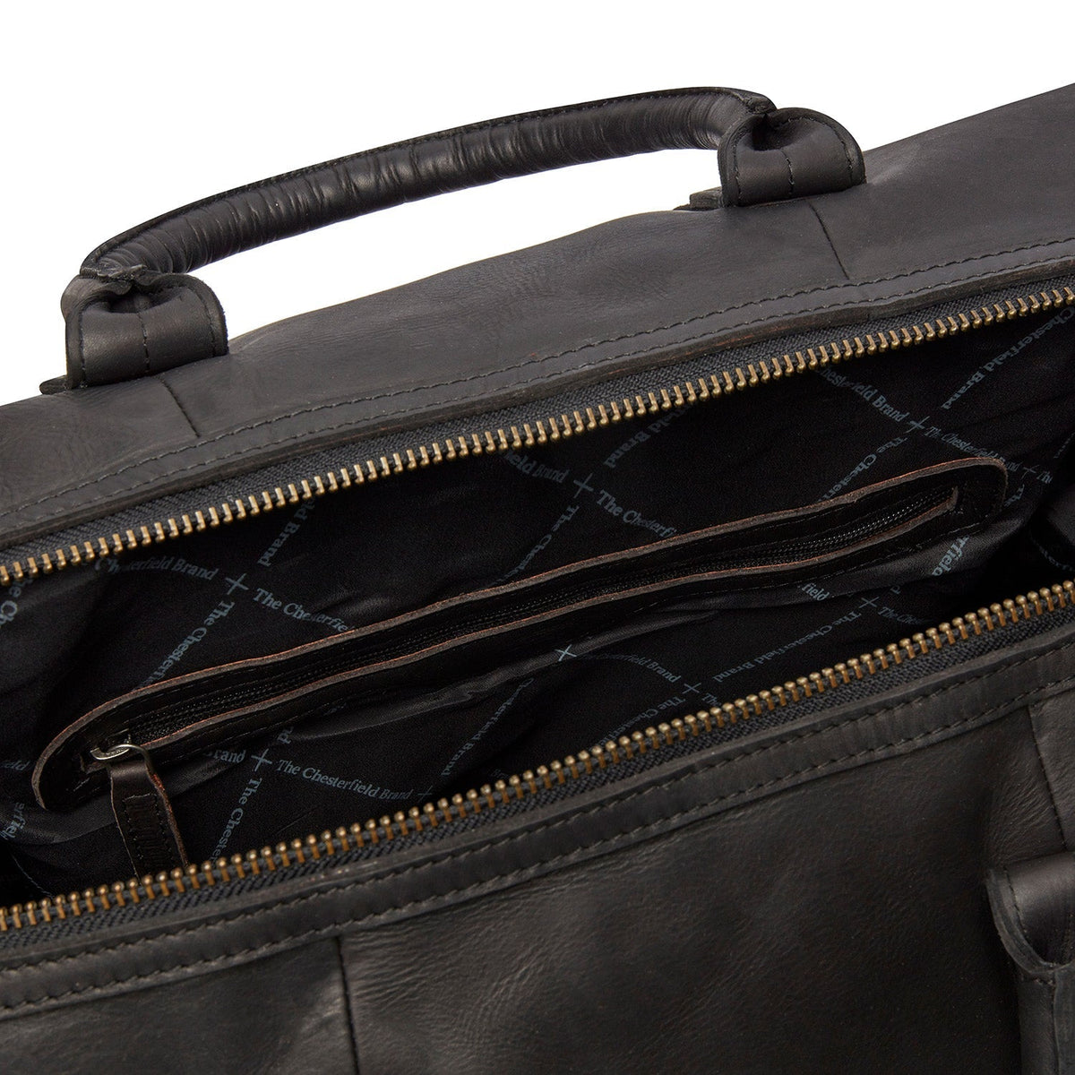 Solid Antique Brass Hardware &amp; Heavy-Duty Dual Zipper Detail on Portsmouth Full-Grain Leather Weekender Bag para Mulher