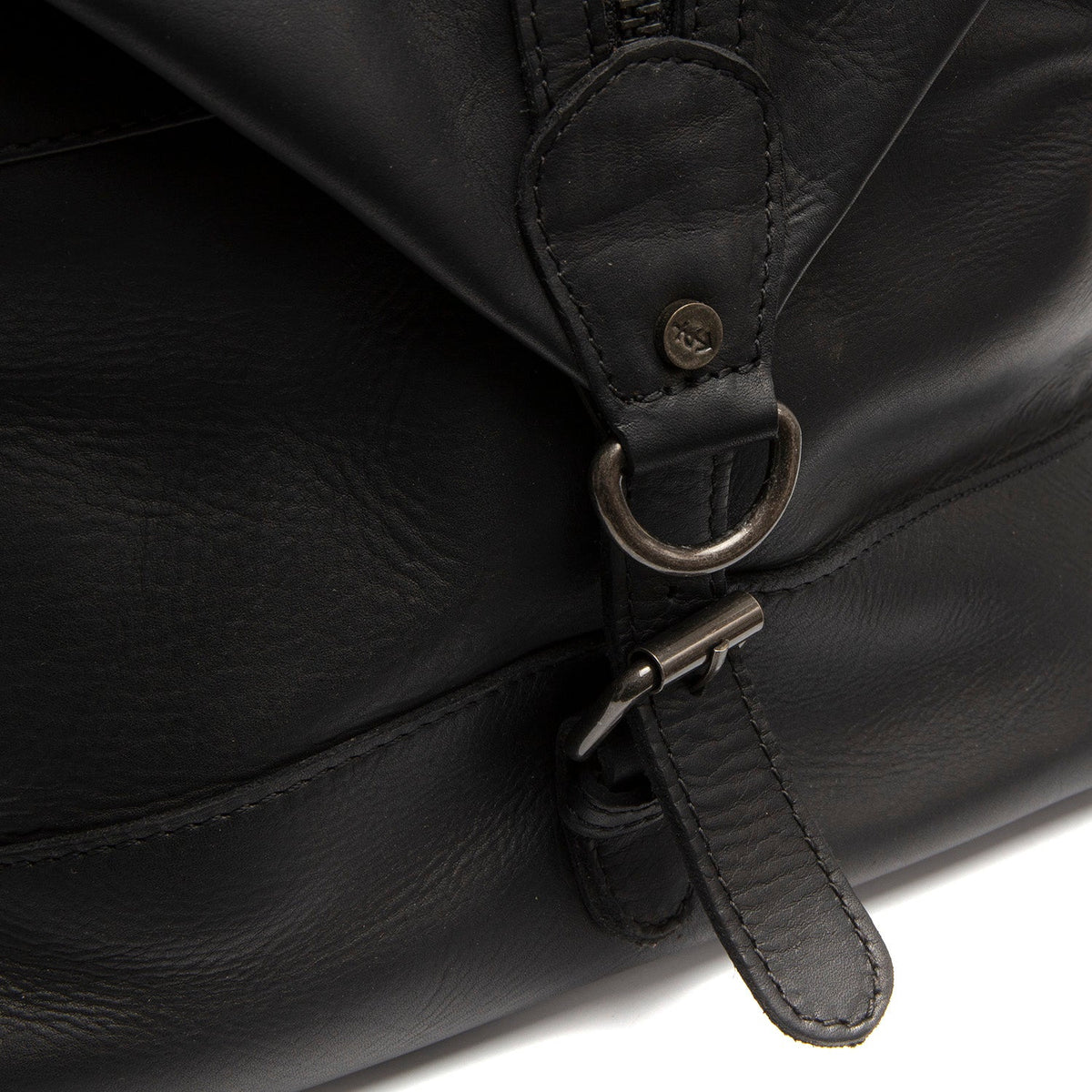 
Solid Antique Brass Hardware & Heavy-Duty Dual Zipper Detail on Portsmouth II Mala de viagem de fim de semana