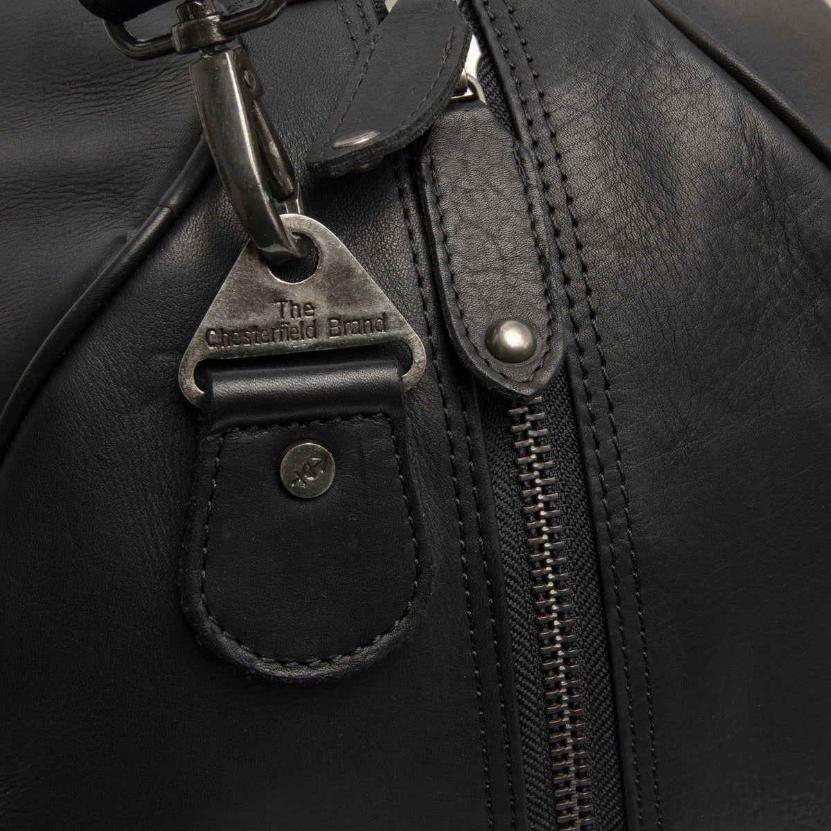 Solid Antique Brass Hardware &amp; Heavy-Duty Dual Zipper Detail on Rivaro Full-Grain Leather Weekender Bag para Mulher