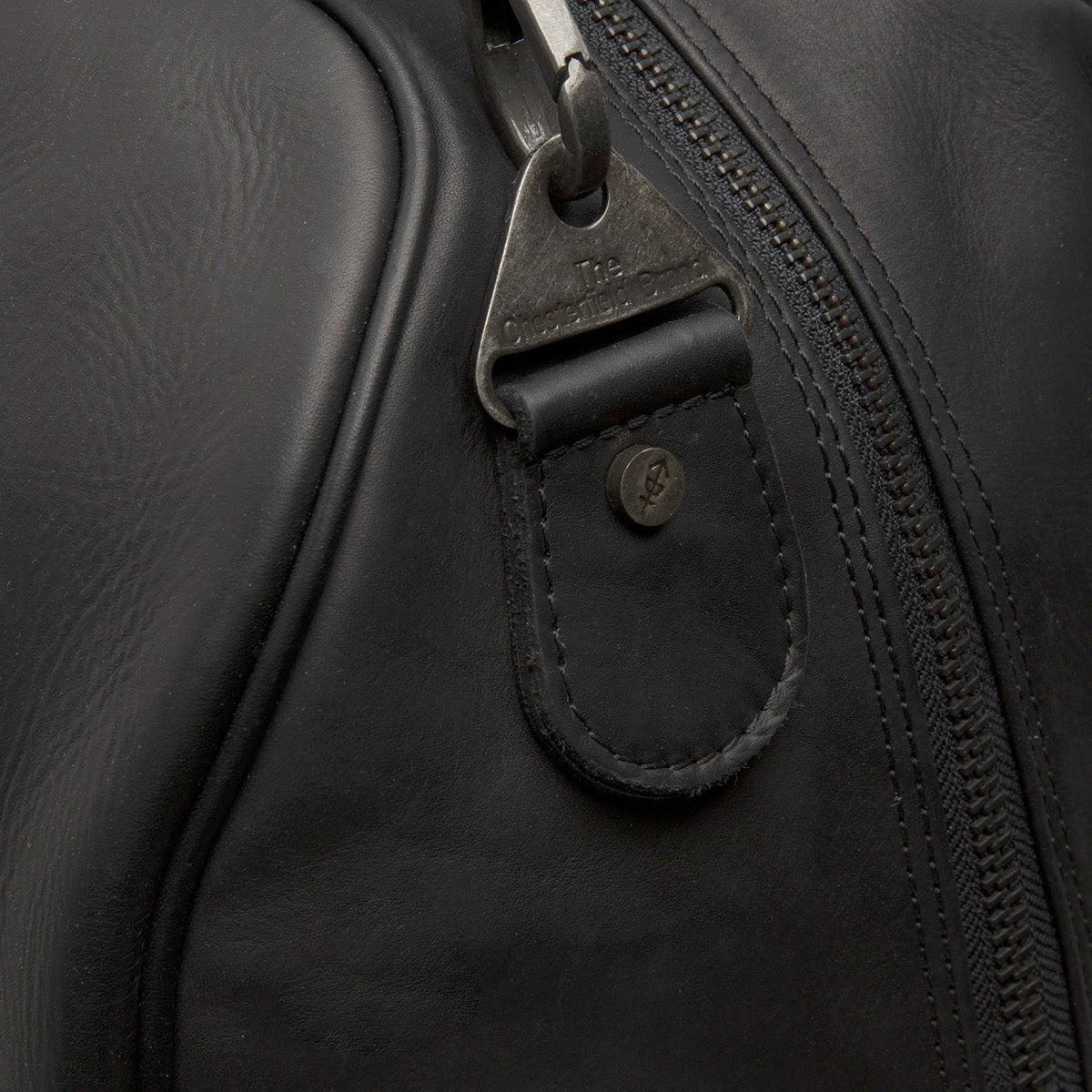 Solid Antique Brass Hardware &amp; Heavy-Duty Dual Zipper Detail on William Full-Grain Leather Weekender Bag para Mulher