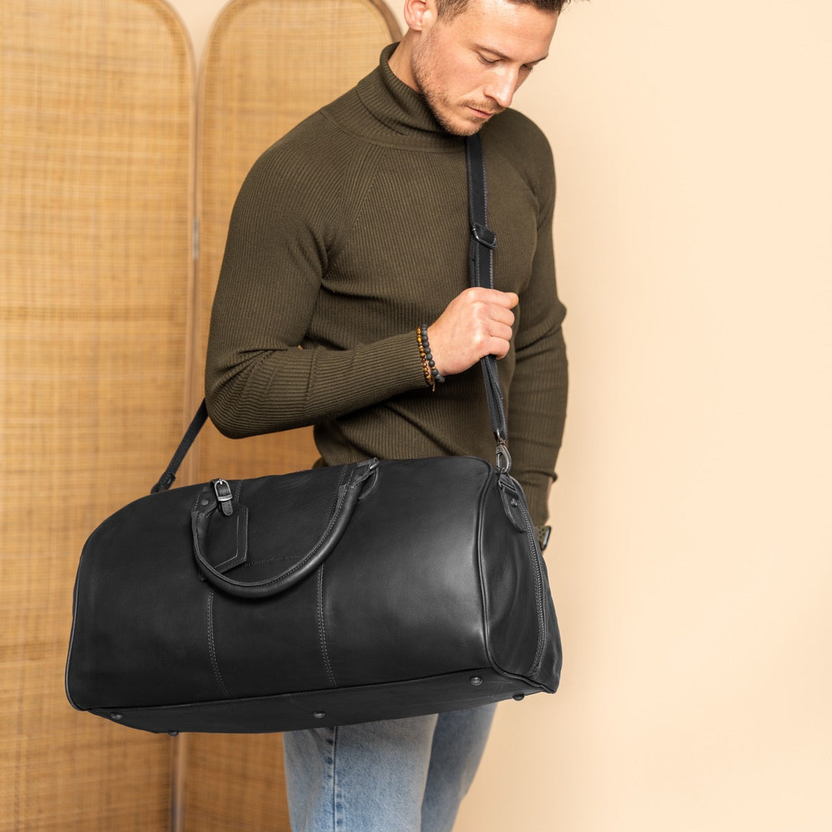 William Full-Grain Leather Weekender Bag para Mulher - Structured Side Profile Showing Gusset Depth &amp; Expansion Capacity