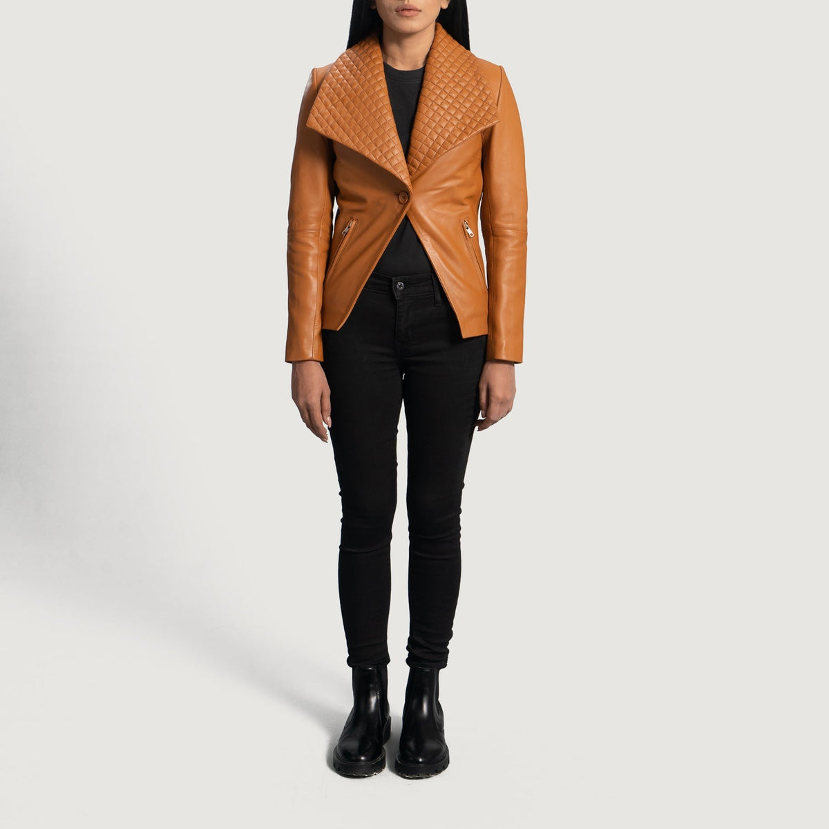 Close-Up Detail of Notch &amp; Button Hardware on Women's Lee Castanho Claro Castanho Blazer de Couro de Couro para Mulher