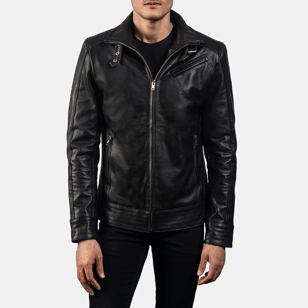 Close-Up Detail of High neck with Belt &amp; Zipper Hardware on Men's Legacy Preto Blusão Biker de Couro para Homem